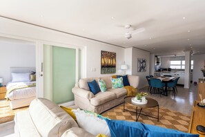 Living area - Beachfront 2br, Sea Views and Sunsets (Cape Town)
