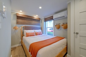 Room - Lake Norman Views! Tiny Home w/ Deck (Sherrills Ford)