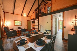 Ein gemütliches Interieur mit Essbereich, einer Treppe und Blick ins Freie.