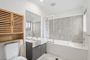 Bathroom - Spacious 3-Bedroom House Rental in Waterford, Australia (Waterford)
