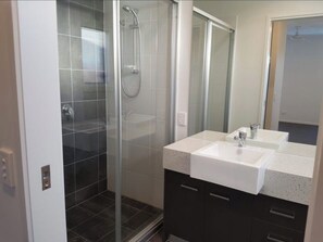 Bathroom - Spacious 3-Bedroom House Rental in Waterford, Australia (Waterford)