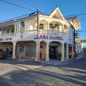 A building with a sign reading 'CASA DANIEL' and a 'PADI RESORT' sign above the entrance. - Charming Bayahíbe Apartment Comfort Pool, Beach Access (Bayahíbe)