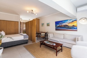 Living area - Pet-friendly Studio with Private Patio (Cape Town)