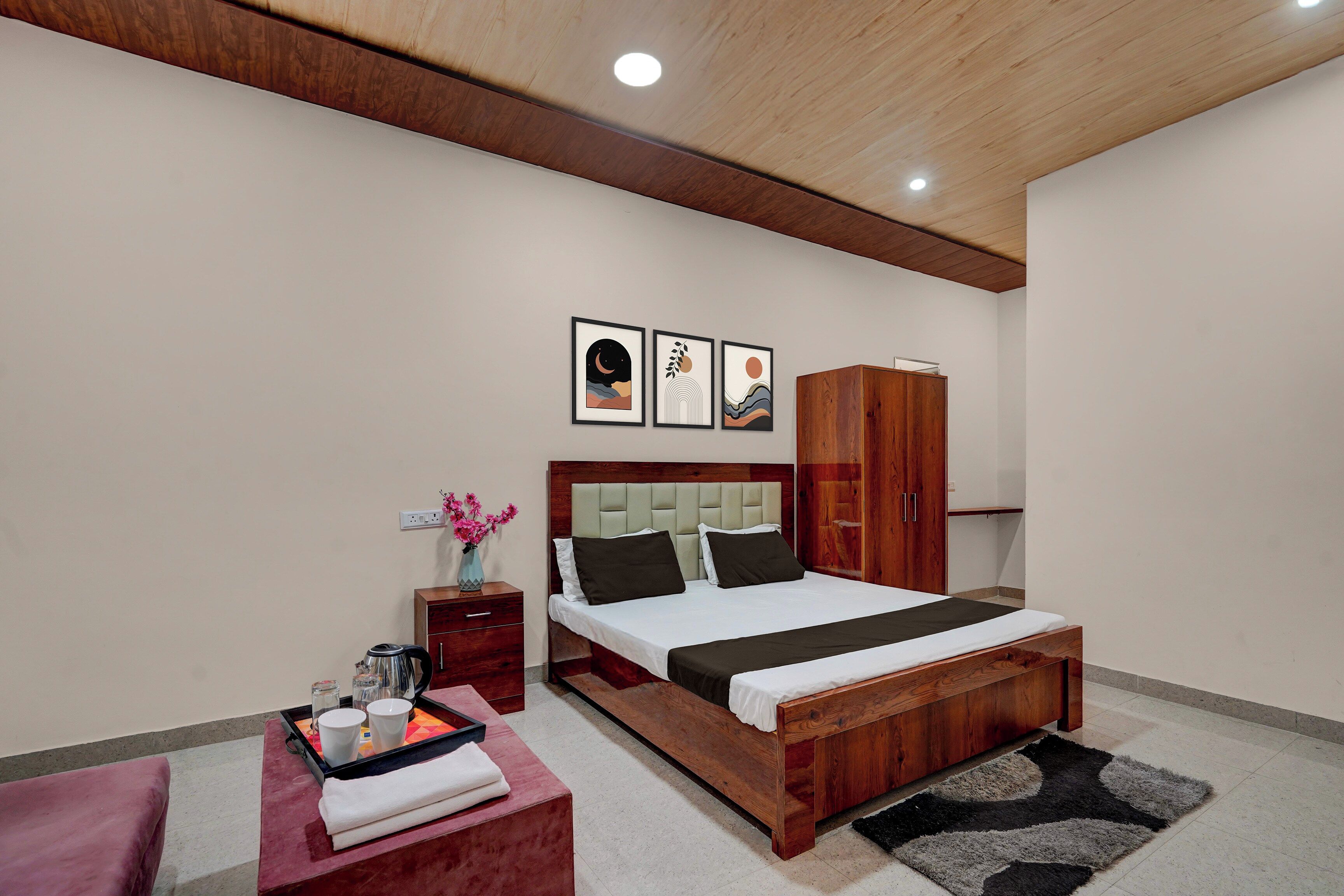 Un dormitorio moderno con una cama de madera, mesitas de noche y un armario.