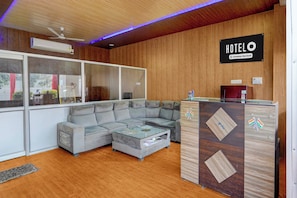 Lobby - Hotel O Takrohi Hospital Road (Lucknow)