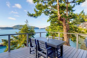 Outdoor dining - Deception Pass Waterfront: Salish Sea Serenity (Anacortes)