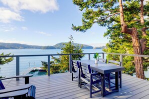 Incredible Views (Please note: The gangway and floating dock are not available) - Deception Pass Waterfront: Salish Sea Serenity (Anacortes)