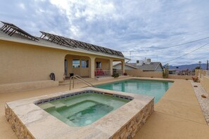 A residential area with a swimming pool, solar panels on the roof, and a clear sky. - Golf, Boat, Swim! Home w/ Lake Havasu & Mtn Views (Lake Havasu City)