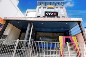 Entrada de un hotel con un letrero que dice 'Hotel Drishti Grand' y la marca 'OYO'.