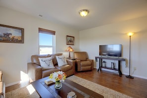 Living area - 'The Little House on The Prairie' Mtn View! (Peyton)