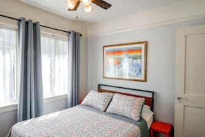 Room - Walk to Pickleball, Parks, Pubs! Cozy Dtwn Apt (Bakersfield)