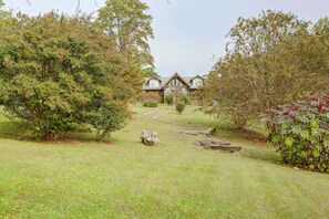Ein Haus mit Vorgarten, einem Weg zum Eingang und einem kleinen Garten.