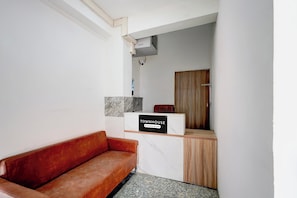 Uma área de recepção com uma placa indicando que é um local de serviço da empresa.