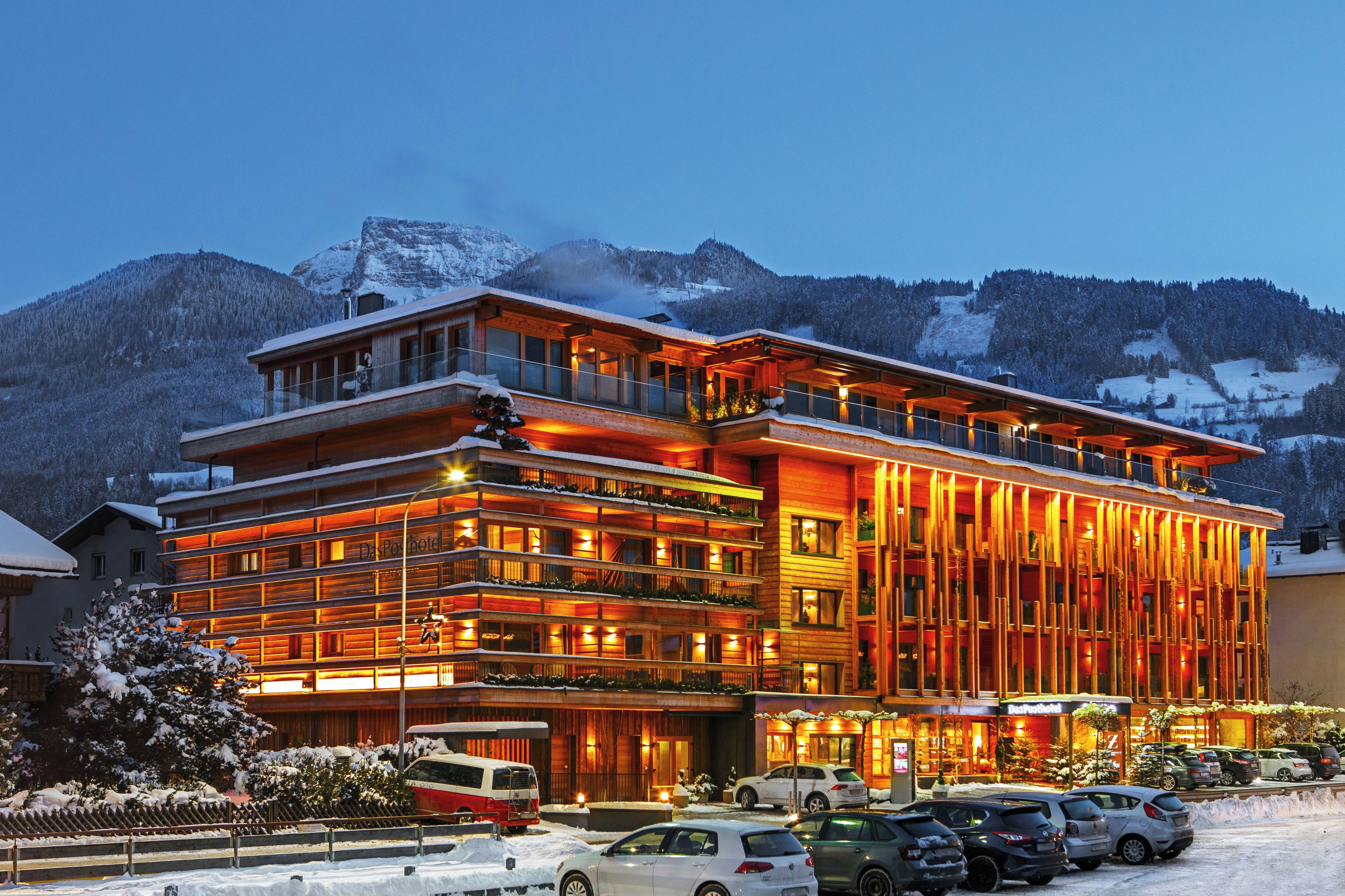 Ein mehrstöckiges Hotel mit modernem Design, ausgestattet mit Balkonen und großen Fenstern.
