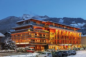 Ein mehrstöckiges Hotel mit modernem Design, ausgestattet mit Balkonen und großen Fenstern.