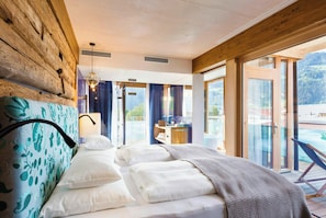 Ein Hotelzimmer mit einem Bett, einem Schreibtisch und Blick ins Freie.