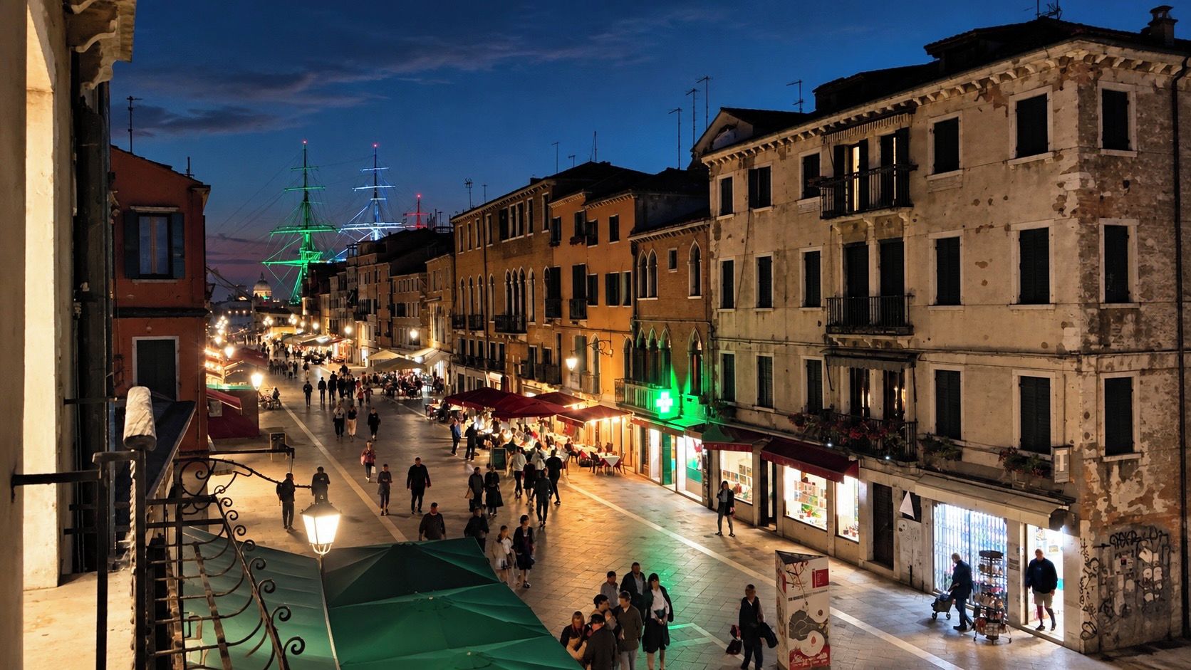 Una calle nocturna con edificios, tiendas y gente.