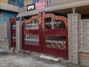 A gated entrance with a sign for 'OYO VSV GUEST HOUSE MADURAVOYA'. - Hotel O Vsv Guest House Maduravoyal (Chennai)