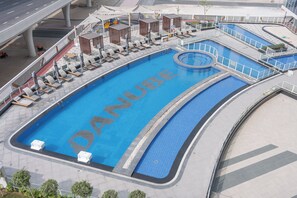 Une grande piscine extérieure où le mot «DANUBE» est écrit à la surface de l’eau.