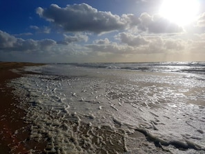 A beach with waves reaching the shore, a clear sky, and a distant horizon. - Bungalow With 3 Bedrooms (Julianadorp)