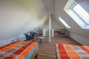 A room with two beds, a desk, and a chair. - Holiday apartment with 2 bedrooms (Impflingen)