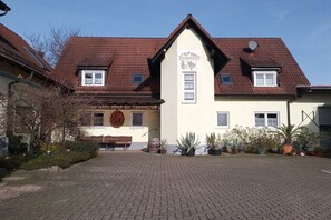 Un bâtiment de style architectural traditionnel, caractérisé par un toit à deux versants et une entrée centrale.