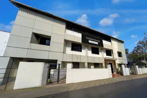 Un edificio moderno con un cartel que indica que se trata de una casa townhouse con servicios de empresa.