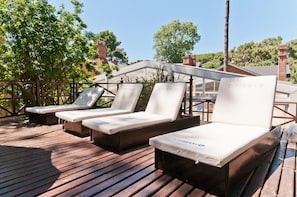 A deck with three sun loungers, each with a cushion and a metal frame, and the brand name 'CITIGOLD' visible on the backrest. - Las Cuatro Estaciones (Carilo)