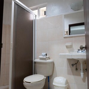 A bathroom with a toilet, a bidet, and a sink. - Hotel Balxiba, Centro Playa del Carmen (Playa del Carmen)