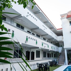 A multi-story building with balconies, outdoor seating, and a pool area. - Hotel Balxiba, Centro Playa del Carmen (Playa del Carmen)