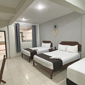 A hotel room with two beds, a window with curtains, a wall-mounted decorative item, and a tiled floor. - Hotel Balxiba, Centro Playa del Carmen (Playa del Carmen)