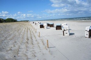 A beach with rows of beach huts and a sandy path leading to the sea. - Holiday apartment with 1 bedroom (Insel Poel, OT Kirchdorf)