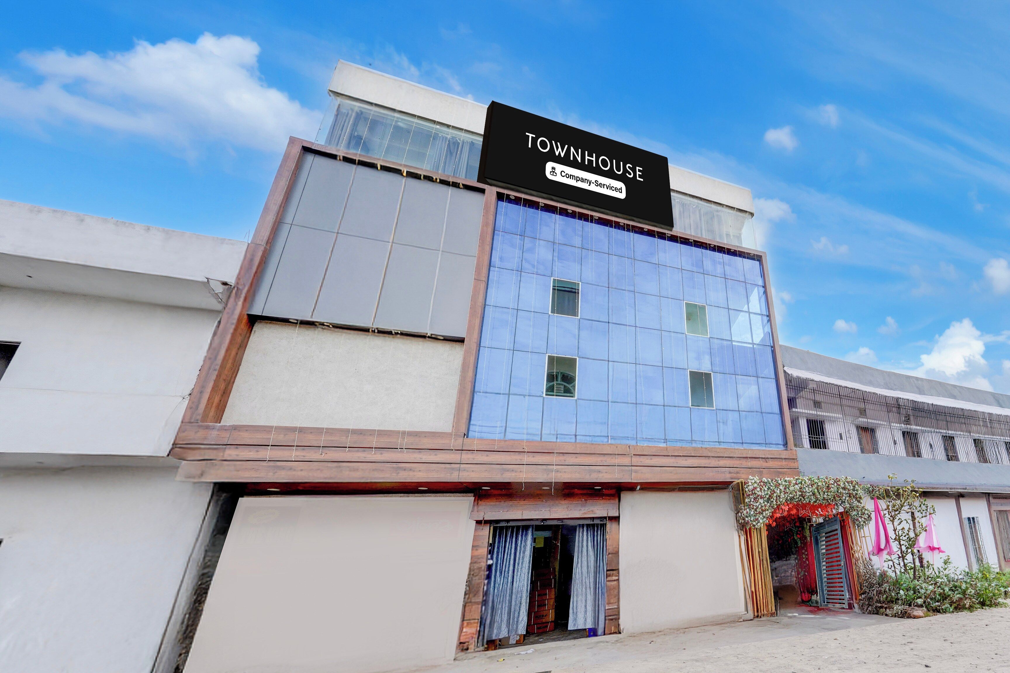 Un edificio con un cartel que dice 'TOWNHOUSE Company Serviced'.
