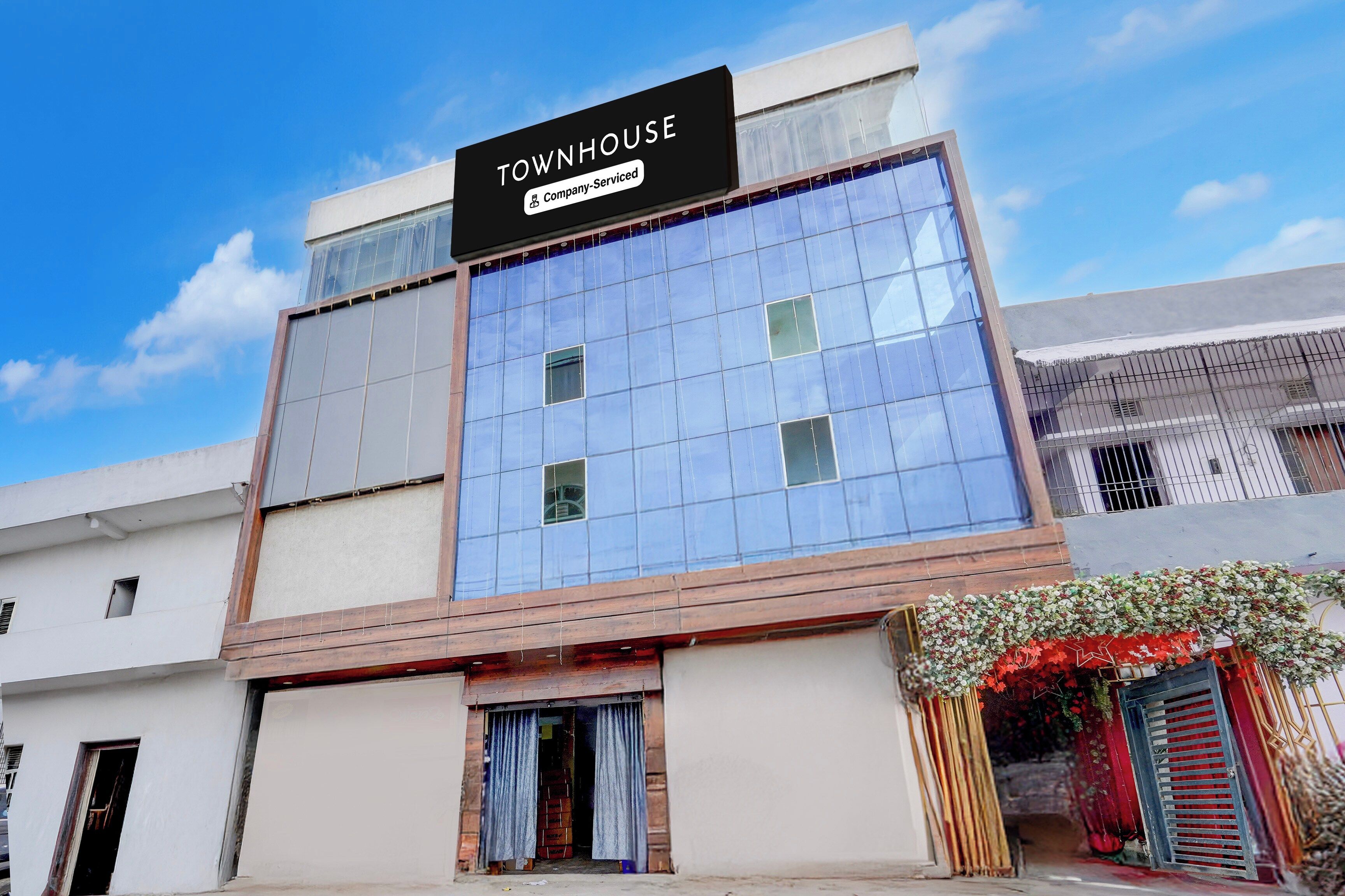 Un edificio moderno con un letrero que dice 'TOWNHOUSE Company Serviced'.