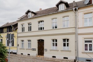 A two-story building with a symmetrical facade, a central entrance with a double door, and evenly spaced windows. - Apartment in Quedlinburg with swimming pool (Quedlinburg)