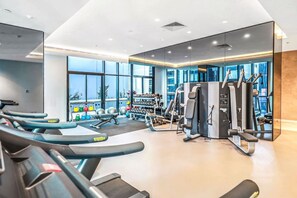 Een moderne sportschool met loopbanden, krachtapparaten en gewichten.