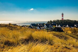 A coastal village with houses and a lighthouse. - Holiday apartment with 2 bedrooms (Hörnum)