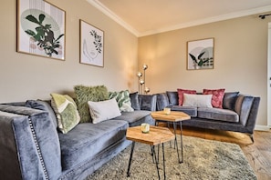 A living room with a grey sofa, a coffee table, and a rug. - Holiday apartment with 3 bedrooms (Wenningstedt)