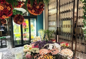 Una exhibició floral amb diverses flors i una vitrina de vidre.