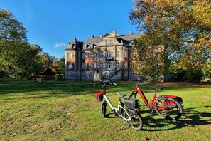 A large building with a symmetrical facade, a central staircase, and a well-maintained lawn. - Holiday apartment with 1 bedroom (Ostbevern)
