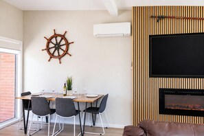 Dining - High-End Luxury Unit 8min Walk to Town & Cafes (Mallacoota)