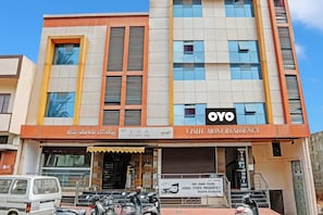 Un edificio de varios pisos con un espacio comercial en la planta baja.