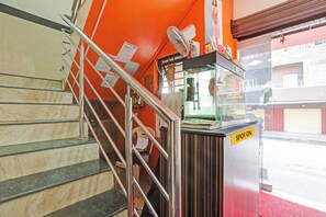 Una escalera con barandillas de metal que lleva a un mostrador con un letrero que dice 'SPOT ON'.