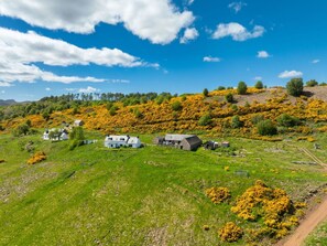 A rural landscape with houses, a clear sky, and yellow flowering bushes. - Wonderful private villa for 5 guests with WIFI, TV, pets allowed and panoramic view (Boleskine)