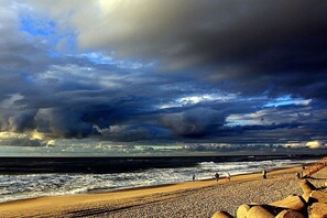 A beach with a rocky shoreline and a wooden walkway. - Holiday apartment in Sylt with 2 bedrooms (Westerland)