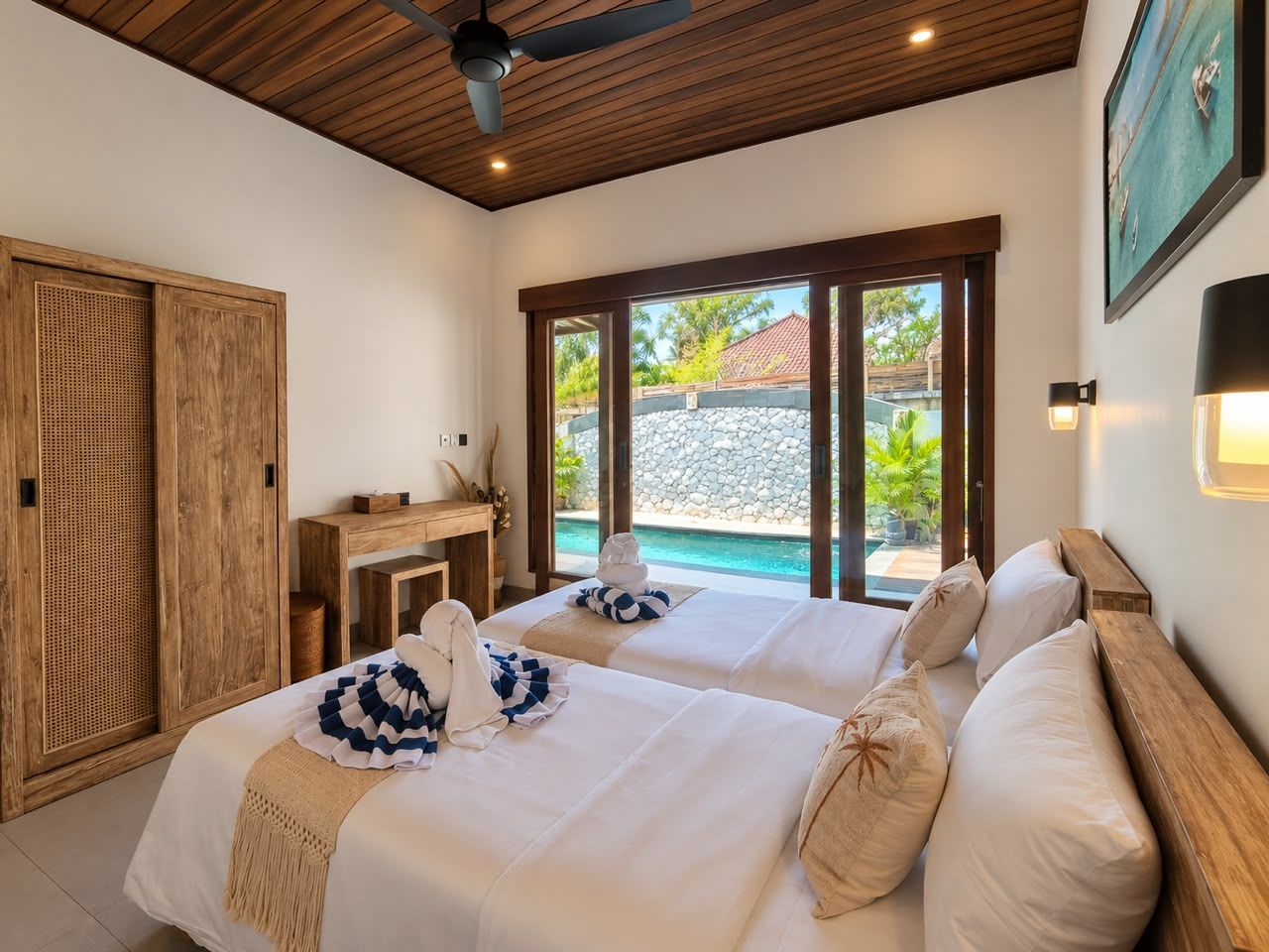 Une chambre d’hôtel avec deux lits, un plafond en bois, une vue sur la piscine et une armoire en bois.