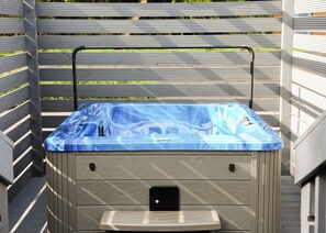 A hot tub with a blue cover, a small table, and a metal frame. - 1 bedroom accommodation in Fort Augustus (Fort Augustus)