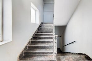 Una escala amb barana que condueix a un pis superior.