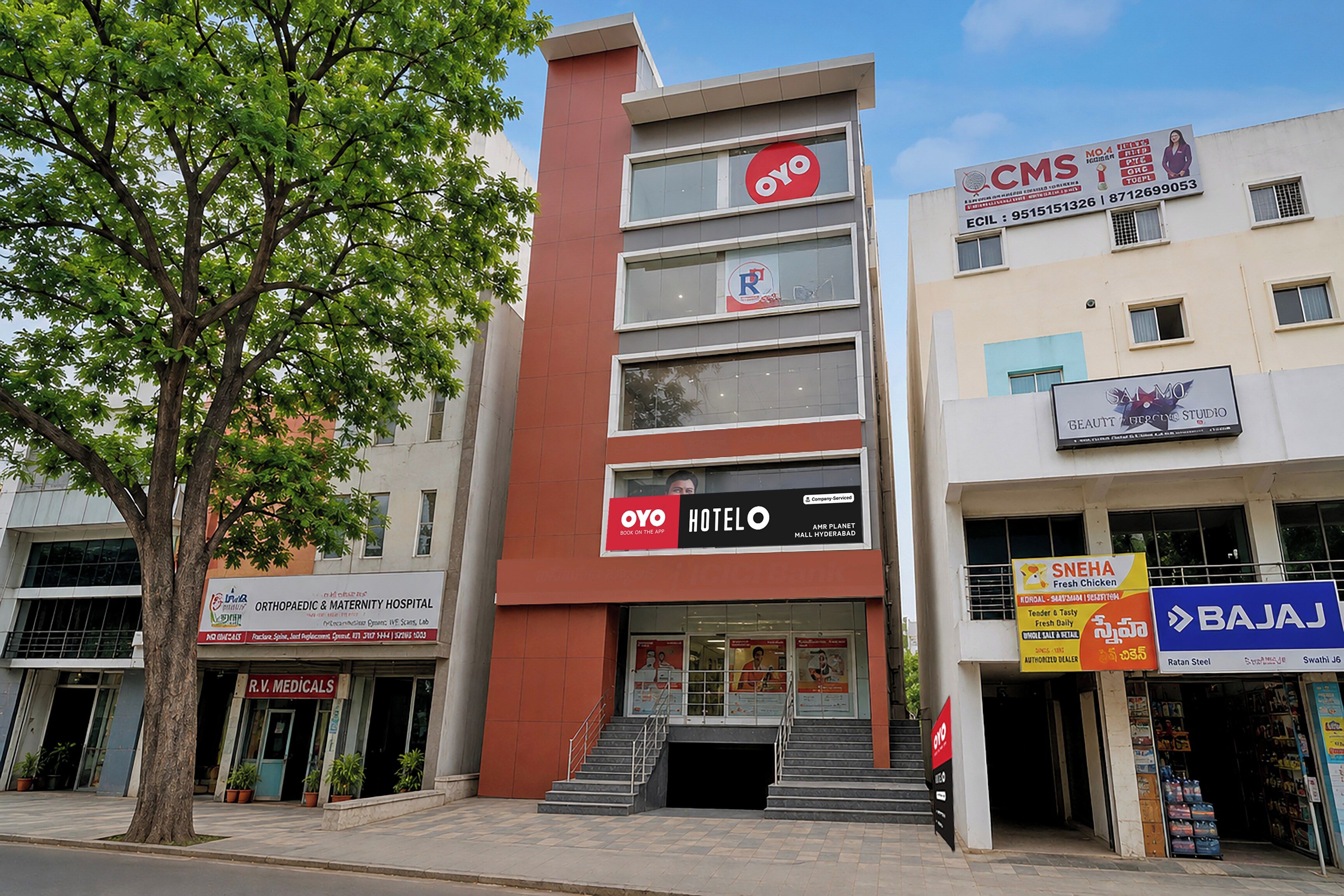 Un edificio de varios pisos con diversos comercios, incluyendo un hotel, un centro médico y tiendas.