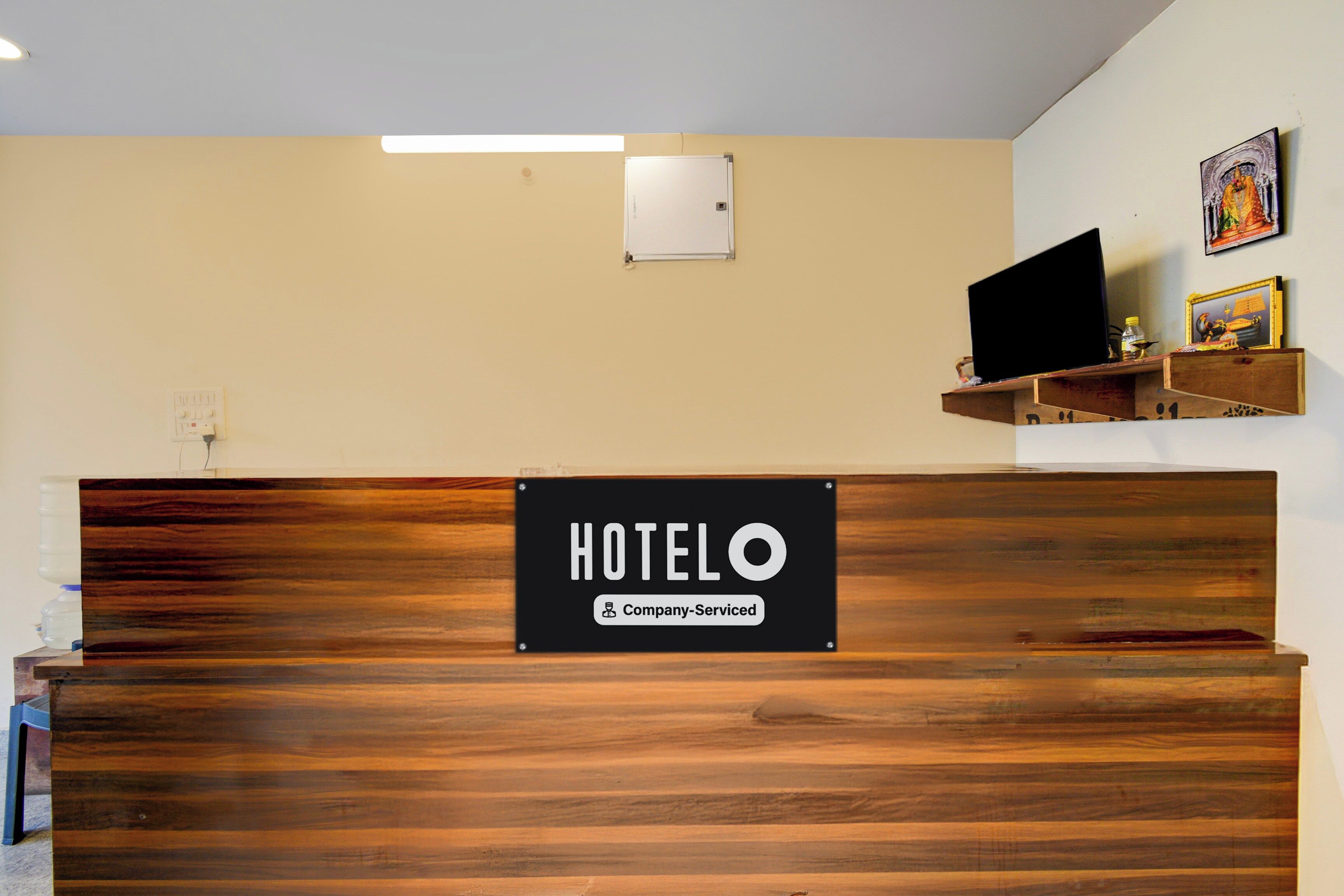 Un mostrador de recepción de hotel con un letrero que indica servicio de empresa.